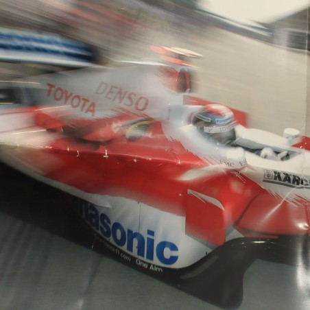 Poster con auto di Formula 1 con l'autografo di Jarno Trulli. Pieghe