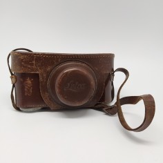 Borsa per macchina fotografica Leica in cuoio marrone con vite. Scucitura