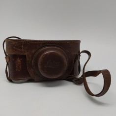 Borsa per macchina fotografica Leica in cuoio marrone con vite. Scucitura 2