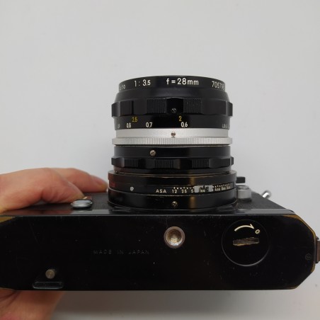 Macchina fotografica Nikkormat con obiettivo Nikkor-H auto 1:3,5 f＝28mm