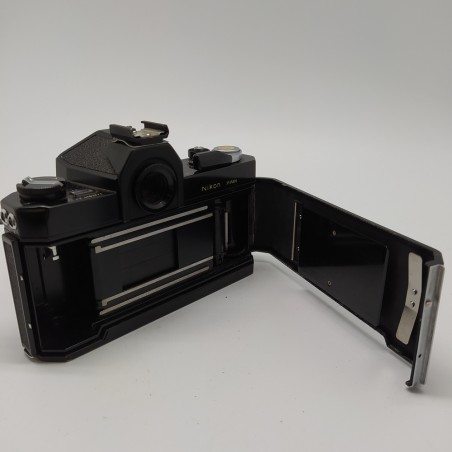 Macchina fotografica Nikkormat con obiettivo Nikkor-H auto 1:3,5 f＝28mm