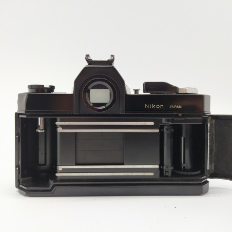 Macchina fotografica Nikkormat con obiettivo Nikkor-H auto 1:3,5 f＝28mm