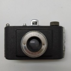 Macchina fotografica Ferrania F1:9 con borsa rovinata e flash Microdue in fodero 2