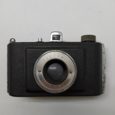 Macchina fotografica Ferrania F1:9 con borsa rovinata e flash Microdue in fodero