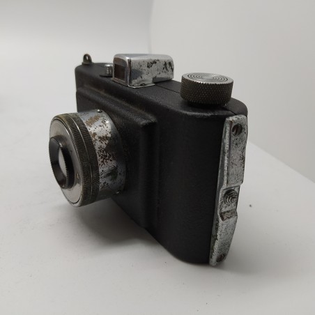 Macchina fotografica Ferrania F1:9 con borsa rovinata e flash Microdue in fodero