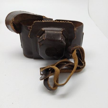Macchina fotografica Ferrania F1:9 con borsa rovinata e flash Microdue in fodero