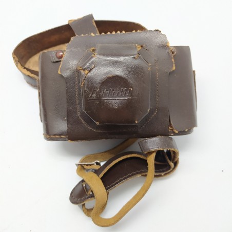 Macchina fotografica Ferrania F1:9 con borsa rovinata e flash Microdue in fodero
