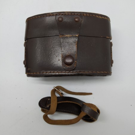 Macchina fotografica Ferrania F1:9 con borsa rovinata e flash Microdue in fodero