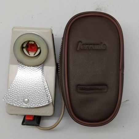 Macchina fotografica Ferrania F1:9 con borsa rovinata e flash Microdue in fodero