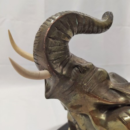 Scultura di elefante in lamina di bronzo e zanne in corno/osso. Frattura. Buono