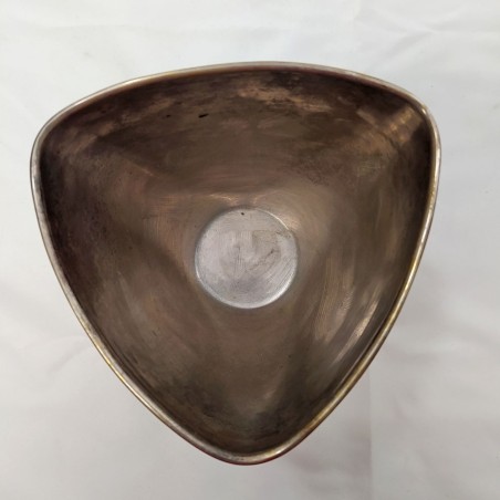 Coppa Lancia trilobata con base tonda diam. 12 cm e foro triangolare. Buono