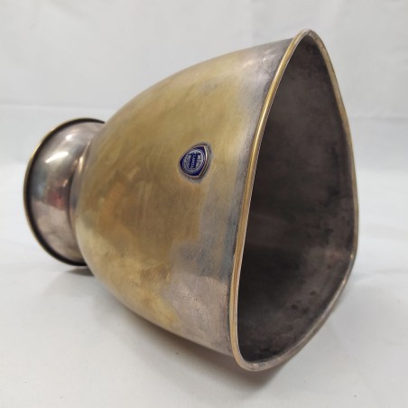 Coppa Lancia trilobata con base tonda diam. 12 cm e foro triangolare. Buono