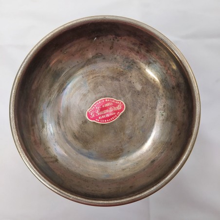Coppa Lancia trilobata con base tonda diam. 12 cm e foro triangolare. Buono
