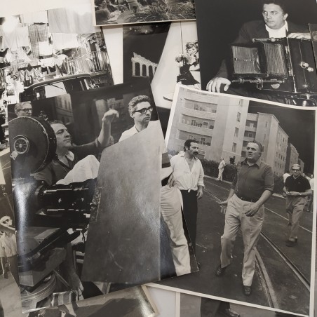 Lotto di 10 foto di Federico Fellini e set cinematografici. Sbucciature e pieghe