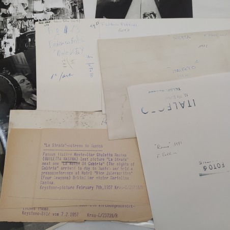 Lotto di 10 foto di Federico Fellini e set cinematografici. Sbucciature e pieghe