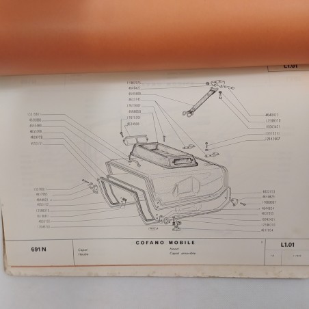 Fiat Catalogo ricambi carrozzeria 691N multilingue, 1972. Macchie
