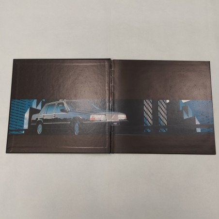 Libro sulla storia di Volvo. Rilegatura in tessuto impolverato. Buono