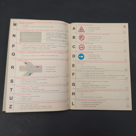 Le 100 schede dei quiz ministeriali in parte compilati. Segni di pennarello