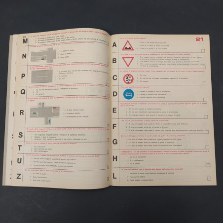 Le 100 schede dei quiz ministeriali in parte compilati. Segni di pennarello