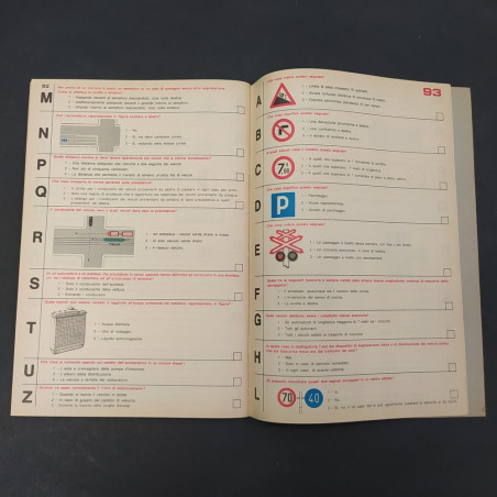 Le 100 schede dei quiz ministeriali in parte compilati. Segni di pennarello