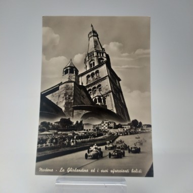 Cartolina storica di Modena del 1957 ritraente la Ghirlandina e le auto da corsa