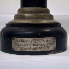 Coppa Vighenzi allievi ciclisti 1953 con aquila, trattamento anti-tarlo eseguito 2