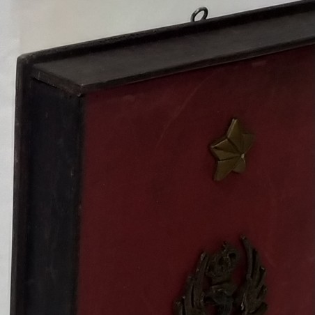 Quadro militare con aquila sabauda in metallo. Macchie