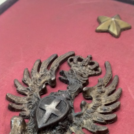 Quadro militare con aquila sabauda in metallo. Macchie