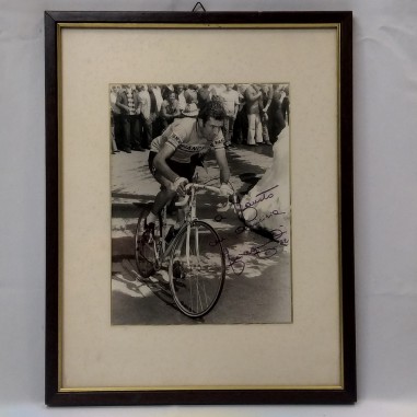 Foto del ciclista Felice Gimondi con dedica a Fausto 1982 in quadro. Buono