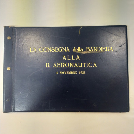 Album Consegna della bandiera alla Regia Aeronautica 1923 con 30 foto. Macchie