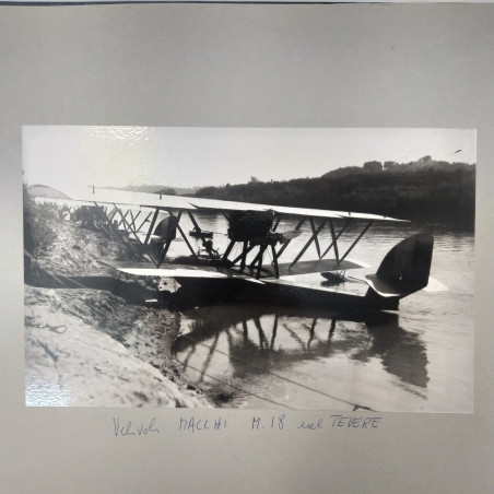 Album Consegna della bandiera alla Regia Aeronautica 1923 con 30 foto. Macchie