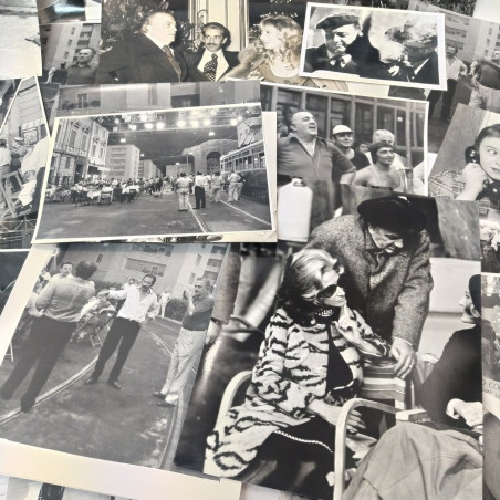 Lotto di 43 foto di scena di vari film di Fellini. Annotazioni sul retro