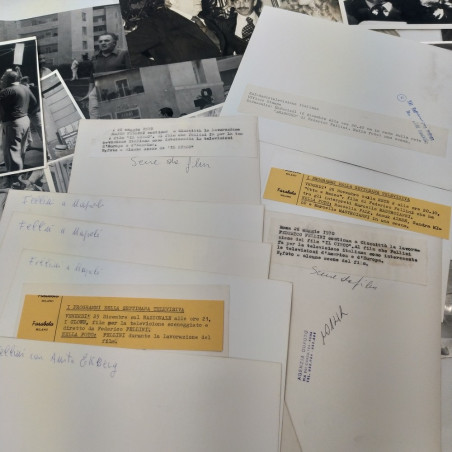 Lotto di 43 foto di scena di vari film di Fellini. Annotazioni sul retro