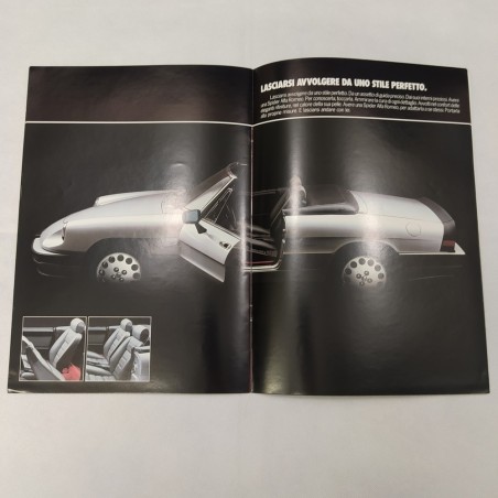 Catalogo Alfa Romeo modello Spider. Macchioline in copertina.