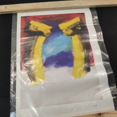 Poster pittorico con colonne gialel, cielo e sfondo rosso autore Armando Testa 2