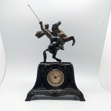 Orologio da camino con scultura equestre cavaliere con lancia h. 32 cm