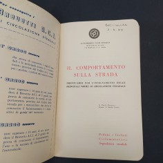 Libro Il comportamento sulla strada, ACI, 1964. Macchioline in copertina 2