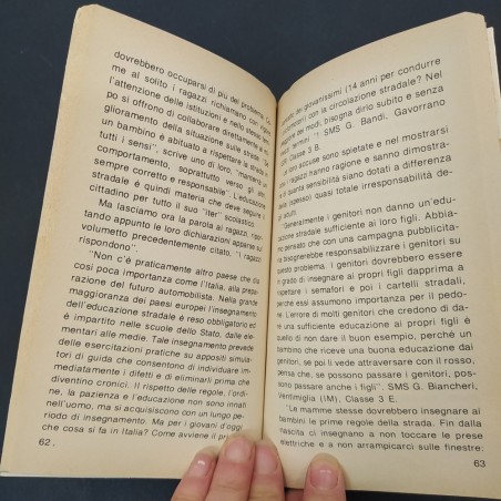 Libro L'uso dell'automobile e il bambino, A. Mitello, Alfa Romeo, 1979. Aloni
