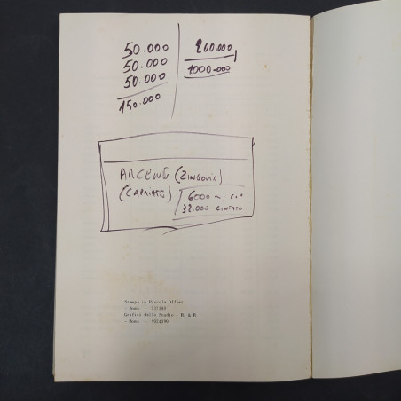 Libro L'auto estera in Italia, 1974, UNRAE. Rilegatura in parte scollata