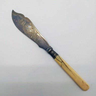 Coltello da burro periodo vittoriano in metallo argentato e osso l. 19 cm