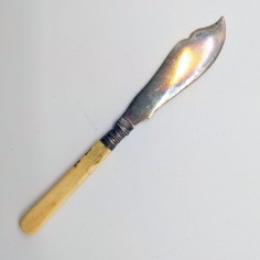 Coltello da burro periodo vittoriano in metallo argentato e osso l. 19 cm 2