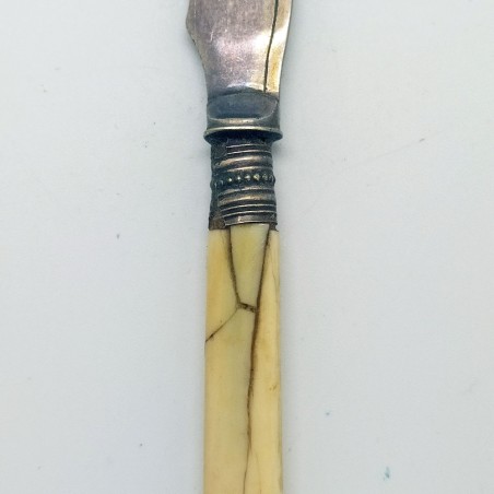 Coltello da burro periodo vittoriano in metallo argentato e osso l. 19 cm