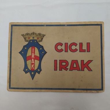 Cartoncino 24x33 cm promozionale dei Cicli Irak con macchie e fori di affissione