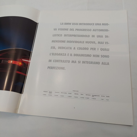 Catalogo La BMW 850i, dimensioni 34x29 cm. Copertina con pieghe e polvere