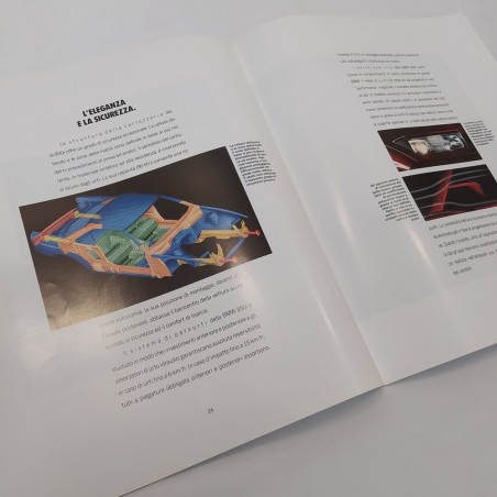 Catalogo La BMW 850i, dimensioni 34x29 cm. Copertina con pieghe e polvere