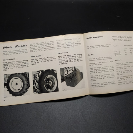 Manuale d'uso - Operation's manual Trattori Fiat 780 in inglese, 1976. Macchie