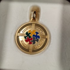 Medaglia in oro 750 e smalti Giubileo 2000 con al retro Padre Pio 2