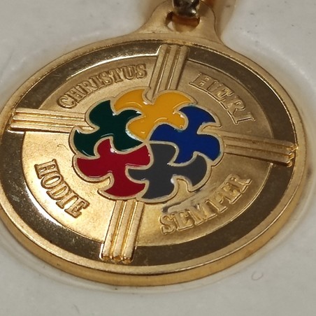 Medaglia in oro 750 e smalti Giubileo 2000 con al retro Padre Pio