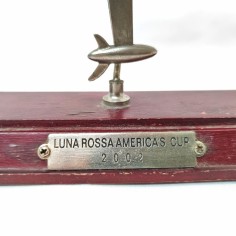 Modellino barca in metallo Luna Rossa 2002 su base in legno h. 32 cm 2