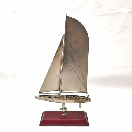 Modellino barca in metallo Luna Rossa 2002 su base in legno h. 32 cm